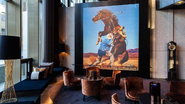  Ada banyak koleksi lukisan (The Thief)