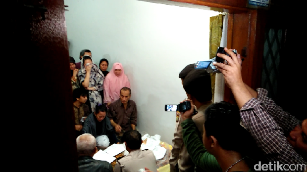 Isak Tangis Warnai Kepulangan Jenazah Koas Italia di Rumah Duka