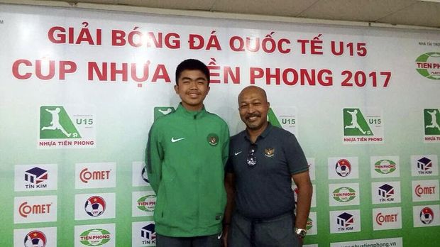 Fakhri Husaini (kanan) masih menanti pembahasan perpanjangan kontraknya di Timnas Indonesia U-16 sebagai pelatih. (