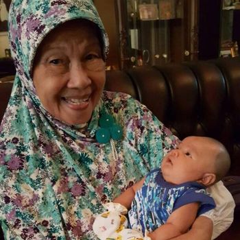 Bunda Perlu Tahu, Sering Digendong Nggak Bikin Bayi 'Bau Tangan' Kok