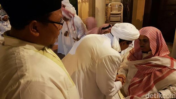 Habib Rizieq saat takziyah atas meninggalnya ibu dari ulama besar Arab Saudi Syekh Kholid Al Hamudi