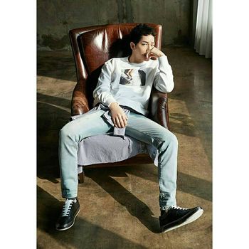 Foto: 7 Gaya Song Joong Ki yang Bisa Jadi Inspirasi Busana Liburan