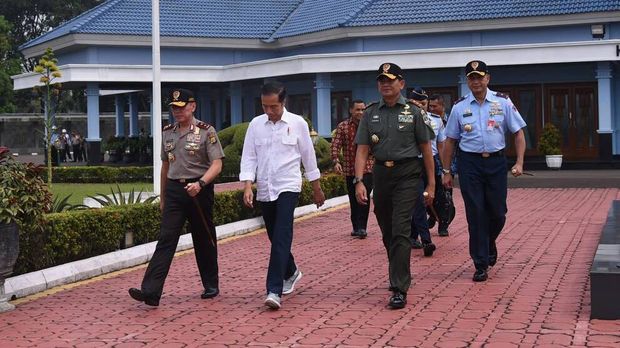 Jokowi Kembali Kenakan Sneaker Andalan di Cilacap