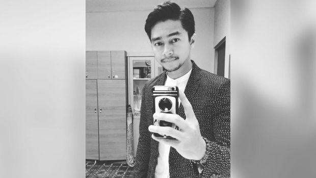 Deva Mahendra juga menjadi satu aktor yang disebut sempat dekat dengan Chelsea Islan.