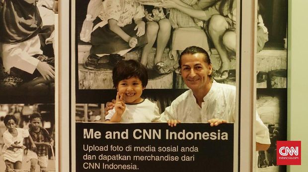 Patricio Jimenez bersama putra bungsu, James Andrian, menyambangi kantor CNNIndonesia.com. (CNN Indonesia/M. Arby Rahmat)