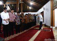 Jokowi jadi imam salat Magrib di Masjid Agung Nur Sulaiman, Cilacap.