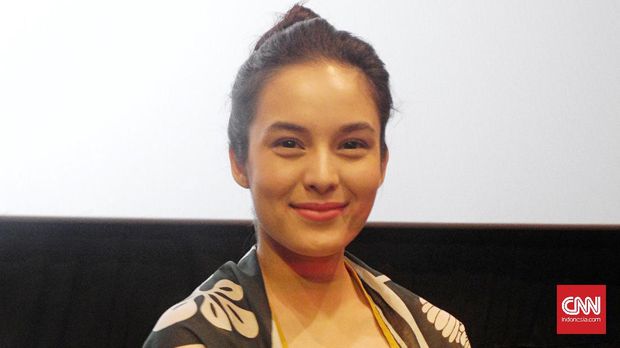 Chelsea Islan disebut netizen terlalu 'tinggi' untuk Bastian Steel.