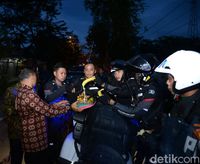 Paspampres berbagi minum dan buah untuk berbuka puasa.