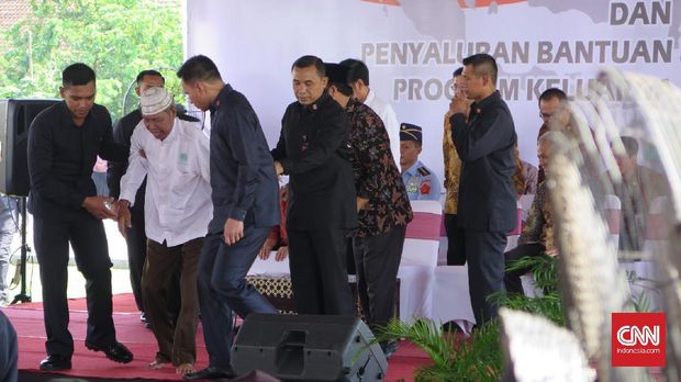Terobos Paspampres, Purnawirawan TNI Berlutut di Depan Jokowi