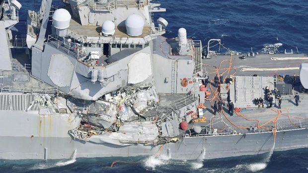 Kapal perang USS Fitzgerald bertabrakan dengan kapal kontainer Filipina di pesisir Jepang, pada 17 Juni 2017.