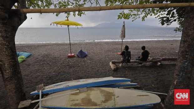 Pantai Syariah terbagi dua, sisi kanan dan kiri, untung pengunjung umum dan wanita. 