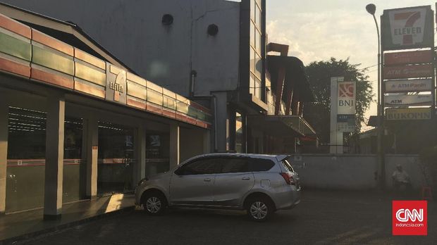 Suasana di salah satu toko Seven Eleven di area Jalan Kapten P. Tendean.