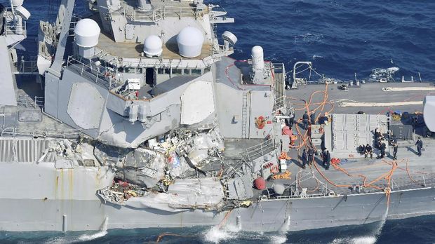 Kapal USS Fitzgerald mengalami kerusakan sehingga air laut masuk dan awak kapal bekerja keras memompanya keluar.