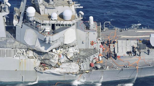 Kapal USS Fitzgerald mengalami kerusakan sehingga air laut masuk dan awak kapal bekerja keras memompanya keluar. 