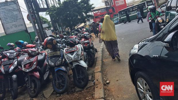 Mereka yang Serobot Trotoar: Parkir Liar Hingga PKL