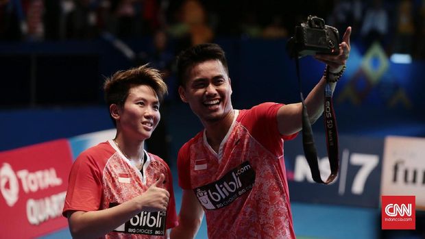 Liliyana Natsir merayakan gelar Indonesia Terbuka pertamanya bersama Tontowi Ahmad.
