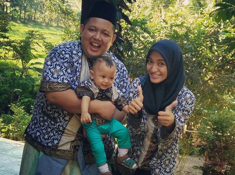 Memahami Perasaan Anak Saat DIpaksa Pakai Baju Kembaran Sekeluarga