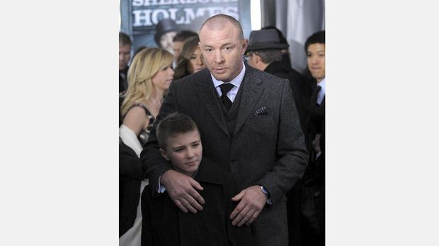 Saat masih kecil dan remaja, Guy Ritchie amat mirip dengan sang anak, Rocco.