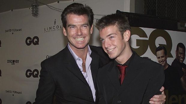 Sean dan Pierce Brosnan sama-sama memilih dunia akting meski berbeda wadah pertunjukan.