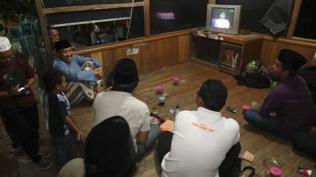 Menpora Imam Nahrawi antusias menyaksikan aksi Owi/Butet di pos ronda.