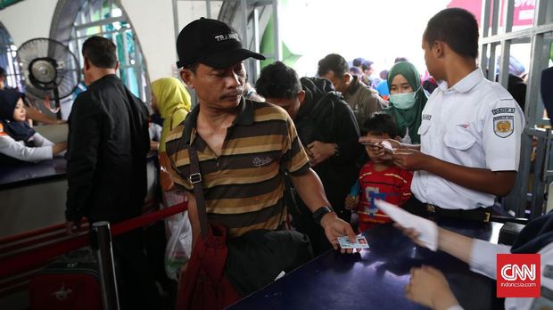 Sampai awal pekan ini, lebih dari 310 ribu penumpang diberangkatkan dari Stasiun Pasar Senen sementara dari Stasiun Gambir 190 ribu lebih.