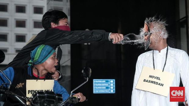 Aksi teatrikal penyiraman air keras terhadap Novel Baswedan.