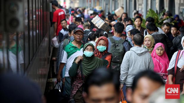 Calon penumpang kereta antre masuk Stasiun Senen, Jakarta, jelang Hari Raya Idul Fitri 2017.