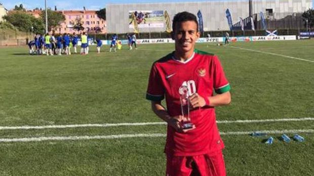 Egi Maulana saat menerima penghargaan Jouer Revelation Trophee di ajang turnaman Toulon 2017. (