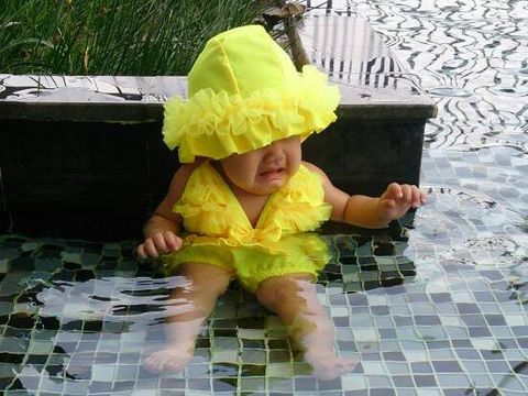 Di Usia Berapa Bayi Sudah Bisa Diajak Berenang?