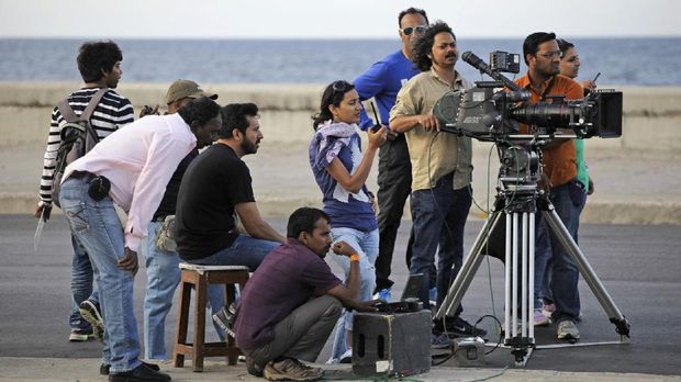 Bollywood sejatinya adalah sebutan untuk semua film yang diproduksi di India dan berbahasa India.