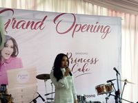 Syahrini Buka Toko Kue Perdana di Kota Bandung