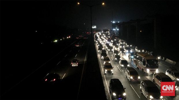 Padat Pemudik, Tol Jakarta-Cikampek Ditempuh Hingga 9 Jam