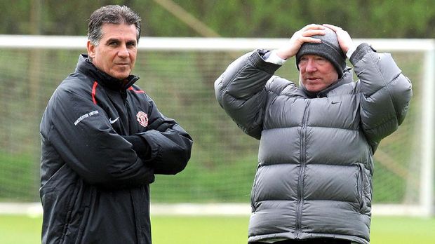 Sir Alex Ferguson (kanan) memilih mempertahankan Eric Cantona ketimbang mendatangkan Zinedine Zidane. (