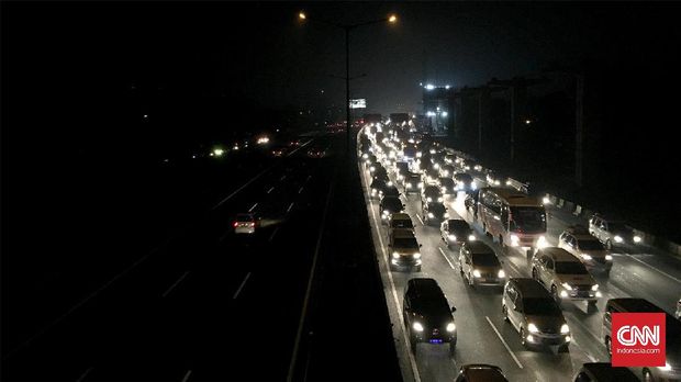 Jelang Malam dan Buka Puasa, Rest Area Jakarta-Cikampek Padat