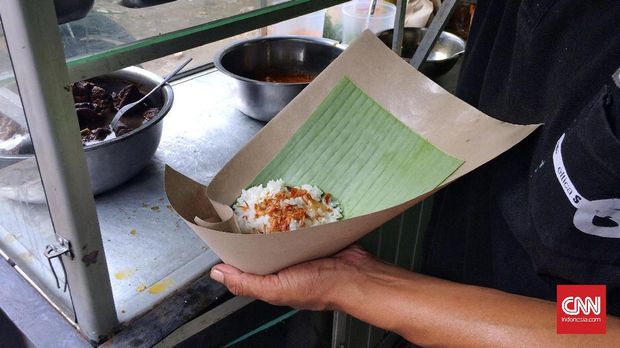 Nasi ulam dan nasi uduk adalah salah satu makanan Betawi yang masih sering ditemui
