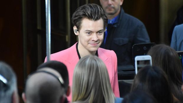 Harry Styles memerankan sosok tentara muda yang tergabung dan terjebak di Dunkirk. 