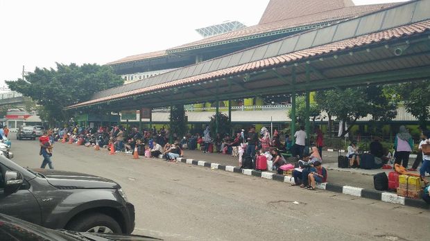 Pramuka Ikut Siaga Pengamanan Arus Mudik di Stasiun Gambir