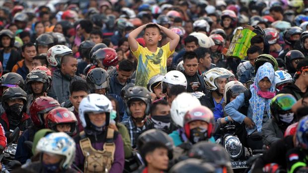Antrean Masuk Kapal Panjang, Kendaraan Terus Datang ke Merak