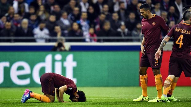 Mohamed Salah melakukan sujud syukur usai mencetak gol untuk AS Roma.