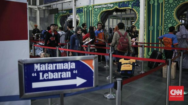 Guna mengatasi lonjakan penumpang, Stasiun Pasar Senen memberlakukan aturan tiga zona.