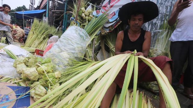 Berbeda dari lontong, ketupat dibuat dari daun kelapa muda atau janur. 