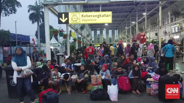 Pemudik di Statiun Senen