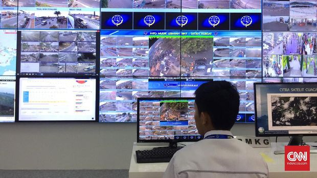 Seorang petugas yang sedang mengawasi CCTV yang terhubung ke posko pusat. 