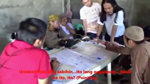Isnilon Hapilon (kedua kiri) dan Abdullah Maute (kedua kanan).