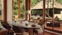 Ruang makan bergaya fine dining (dok Four Seasons Resort Bali at Sayan)