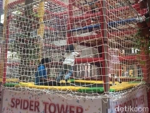 Wahana permainan seru Spider Tower di PIM