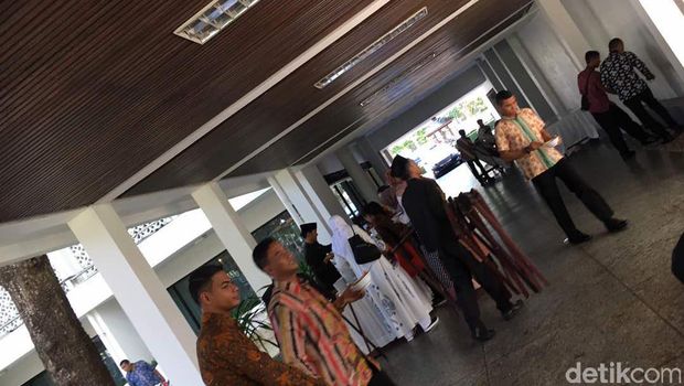 Usai Salaman, Jokowi Persilakan Warga Santap Saji di Istana