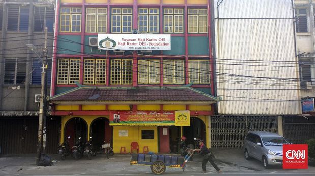 Masjid Lautze memiliki corak merah-kuning khas rumah ibadah Konghucu.