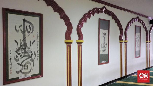 Masjid Lautze disebut-sebut sebagai bukti keberhasilan pembauran komunitas Tionghoa dan pribumi yang tak berhasil di masa lalu.