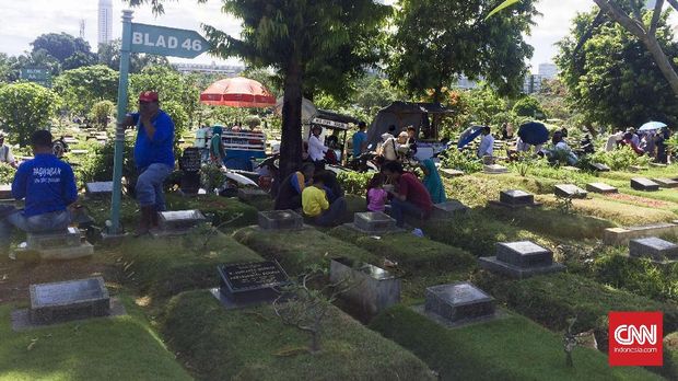 Suasana di TPU Karet Bivak saat hari raya Idulfitri.